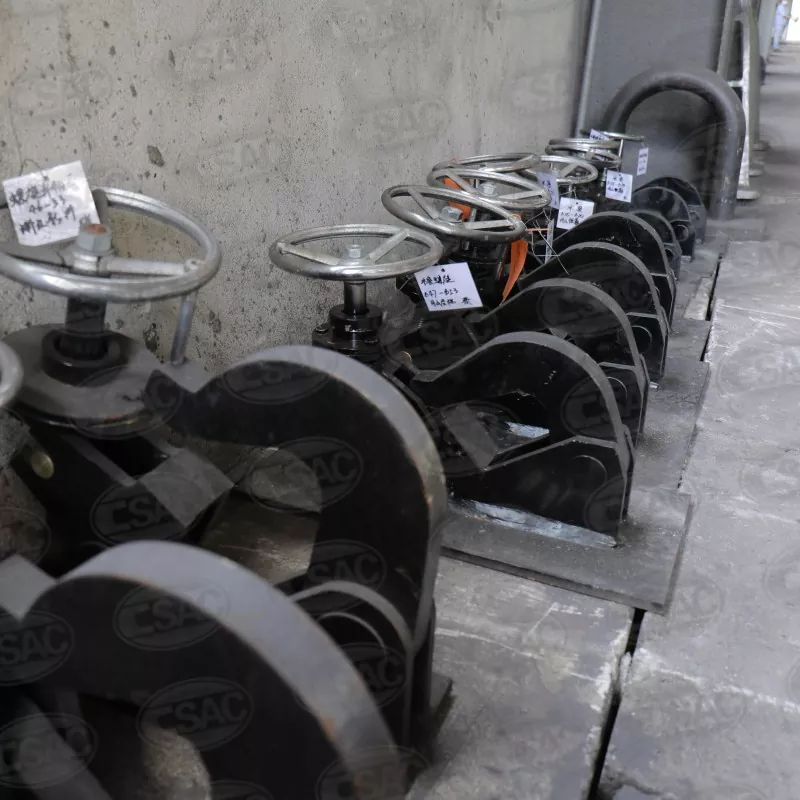 Vesitiivis kääntyvä ankkuriketjun vapautus